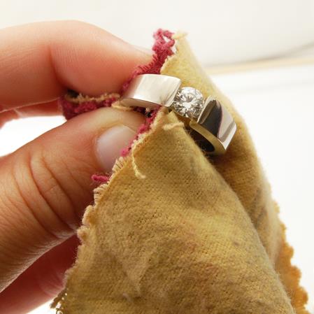 Cleaning Gold Jewellery in Mumbai